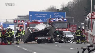 23032021  VN24  Pritschenwagen prallt auf Sattelzug  Rettungshubschrauber im Einsatz [upl. by Hirai]