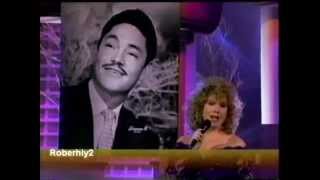 Vikki Carr y Javier Solis quotAmanecí en Tus Brazosquot [upl. by Rubie906]