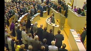 9 November 1989  Auf Reaktion des Mauerfalls singt der Bundestag spontan die Nationalhymne [upl. by Amieva]