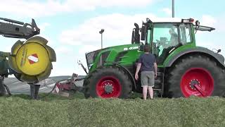 Grassilage 2017 beim Hochfahren  Verteilen u Verdichten auf dem Silo [upl. by Enair]