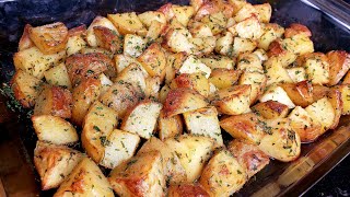 The BEST Crispy Oven Roasted Potatoes  Garlic Herb Roasted Potatoes [upl. by Arok93]