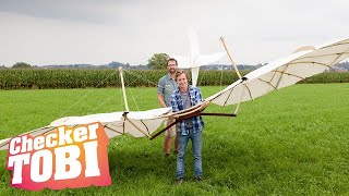 Der Traum vom FliegenCheck  Reportage für Kinder  Checker Tobi [upl. by Lletnahc118]