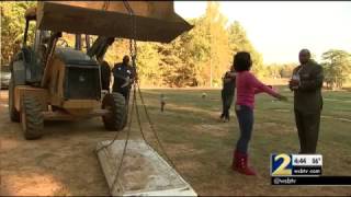 Cemetery director opens vault of man whom family says is not buried in right spot  WSBTV [upl. by Carothers]