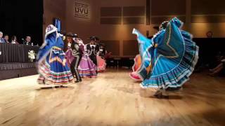 The Mexican Hat Dance El Jarabe Tapatío Latin dance lo hicieron bellamente Viva Mexico [upl. by Halsted]