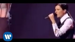 Laura Pausini  Unemergenza damore Live [upl. by Aerdnahs]